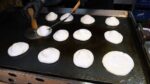 Bolo de arroz pegajoso grelhado – comida de rua coreana