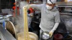 Macarrão mastigável! Uma colaboração de sopa quente! Mangwon Market 3.500 won Hand Kalguksu / macarrão artesanal coreano de US$ 3 / comida de rua coreana