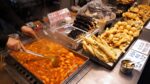 Um restaurante de 40 anos com muitas celebridades regulares! Tteokbokki, sundae, tempura, bolo de peixe, gimbap / Tteokbokki, Sundae, Kimbab / Comida de rua coreana