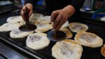 Vendemos apenas 6 hotteok por pessoa!  Dalin hotteok vendido imediatamente após fazê-lo / panqueca doce coreana – hotteok / comida de rua coreana