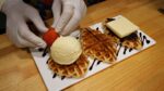 3 coberturas!  Crople sortido, The Happy Croissant Waffle, Restaurante Noryangjin / Croffle, Croissant Waffle / comida de rua coreana