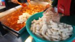 Mestre tteokbokki de placa de ferro gigante, Yeongju Rantteok de 40 anos / lanche popular coreano, tteokbokki – comida de rua coreana