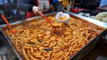 O maior bolo de trigo em escala? Bangchon market tteokbokki, tempura, gimbap, bolo de peixe, bolinhos planos / Lanches populares no mercado coreano, Tteokbokki
