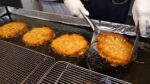 Tamanho grosso! Mercado caseiro de Seomun, Seomun Bindaetteok, panquecas de feijão mungo -Bindaetteok, comida de rua coreana