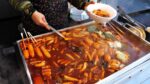 Tteokbokki feito com 9 ingredientes e caldo premium a partir das 5h! Bolo de peixe, frito, tosta / bolo de arroz picante ” Tteokbokki ” / comida de rua coreana