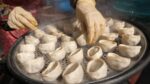 Uma pessoa até comprou 100.000 won!  Bolinho Kimchi da avó – comida de rua coreana