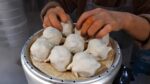 Bolinhos de vida que ganharam o jackpot em uma barraca de 1 pyeong?  Changdong Son Mandu / bolinhos picantes de Kimchi / comida de rua coreana