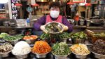“Onde está a pessoa que dá tanto!” Gwangjang Market*s 40 anos servindo vegetais bibimbap, kalguksu / Delicioso bibimbap, kalguksu / comida de rua coreana