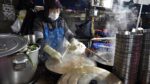 Vovó Sujebi com um motor na mão!  Restaurante Sujebi Chilseong Market Dawn / Sopa de massa estilo coreano – comida de rua coreana