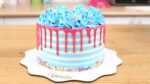 BOLO LISTRADO ( STRIPED DRIP CAKE) DE BUTTERCREAM DE MERENGUE SUÍÇO | CAKEPEDIA