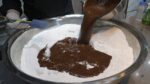 Chocolate Baekseolgi feito por um mestre de bolo de arroz, Chocoseolgi patenteado / fazendo bolo de arroz com chocolate – comida de rua coreana