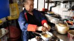 O último status de uma avó que parou de comer ramen por 47 anos! Mullae-dong Taeyang Super Gamaekjip / Vovó Spicy Ramen por 47 anos / Comida de rua coreana