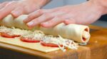 Cubra a massa com 15 fatias de salame e enrole tudo! Uma fusão de 2 receitas maravilhosas