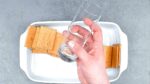Despeje os biscoitos amanteigados em uma assadeira – todos ficarão ansiosos por isso!