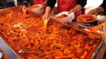 O melhor condimento de sempre! Tradição de 28 anos de comer na fila, tteokbokki, bolo de peixe, bolo de arroz frito / picante Tteokbokki / comida de rua coreana