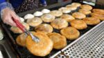 O melhor hotteok já comido na fila, mesmo no verão? Um casal que faz hotteok há 30 anos / panqueca doce coreana – Hotteok / Korean Street Food