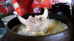 7 caldeirões!  Caldeirão de frango local frango inteiro / frango frito crocante – comida de rua coreana
