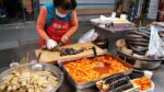 “Apenas sundae foi fatiado por 46 anos ~” Avó mais velha de 79 anos Tteokbokki, sundae, bolo de peixe / bolo de arroz picante – Tteokbokki , Sundae / comida de rua coreana