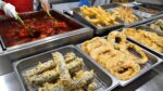 Chewy Jungtang Tteokbokki! Que tal batatas fritas caseiras? Restaurante de lanches de mercado tradicional / bolo de arroz picante Tteokbokki / comida de rua coreana