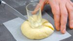 Corte a massa em volta do copo e coloque no óleo! Uma ideia cítrica para a massa de pão