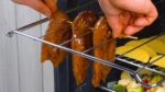 Divida o frango e pendure na grelha. Suculento e crocante ao mesmo tempo