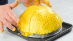Espalhe chocolate amarelo no plástico bolha! Com este bolo você ouve até zumbidos