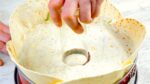 Coloque as tortilhas em uma forma de bolo e faça 6 buracos nelas