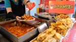 incrivelmente delicioso? O rei do custo-benefício! Caril de frango tteokbokki, frito, sundae / Curry de frango coreano Tteokbokki / comida de rua coreana