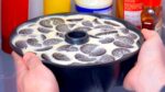 Mergulhe Oreos na forma de bolo. Após 3 horas na geladeira você terá uma delícia