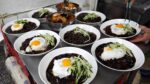 Não ignore barato? O rei do custo-benefício! Jjajangmyeon com muita carne por 2.000 won / macarrão preto coreano ” Jjajangmyeon ” / comida de rua coreana