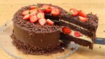 BOLO DE CHOCOLATE COM BRIGADEIRO BRANCO E MORANGOS INTEIROS