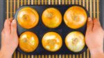 Coloque as cebolas no tabuleiro de muffin e experimente essas delícias recheadas