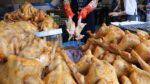 Frango inteiro à moda antiga vendido como uma montanha / frango inteiro popular e barato – comida de rua coreana