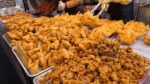 3 frangos inteiros no mercado 10.000 won!  Um lugar que vende peças / frango frito crocante – comida de rua coreana