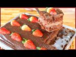 O MELHOR BOLO DE CHOCOLATE COM MORANGOS – SUPER RECHEADO E FEITO DIRETO NA FORMA