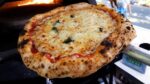 Pizza de caminhão feita de massa, assada no forno / pizza de caminhão artesanal – comida de rua coreana