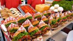 1 bilhão de funcionários e 1 bilhão de vendas anuais?  Vendendo 500 peças por dia!  Hambúrguer estilo americano / comida de rua coreana
