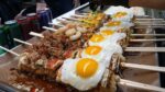 Cachorro-quente de queijo de ovo estilo japonês Teppanyaki (Okonomiyaki) / panqueca de rolo de queijo de ovo estilo japonês – comida de rua coreana