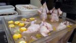 Frango inteiro grelhado a lenha com cogumelos neungi comidos na fila, macarrão caseiro de trigo sarraceno / frango assado a lenha de carvalho – comida de rua coreana