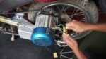 Como fazer uma bicicleta híbrida (motor a gasolina 150cc VS 1500W BLDC Motor)