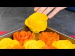 Torta de frutas com rosas de manga e morango e massa fofa