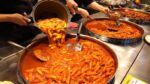 Uma lanchonete conhecida pelo sabor há 20 anos?  Há de tudo, desde tteokbokki, frango frito a pés de galinha / Bolo de arroz picante “Tteokbokki” / Comida de rua coreana