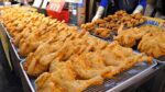 200 por dia!  Fritando a partir das 5 da manhã?  Galinha inteira no mercado, frango velho, frango gangjeong/frango frito original coreano/comida de rua coreana