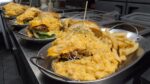 Bomba de queijo! Spicy Mac e Cheese Burger / Cheese Bomb! hambúrguer de mac e queijo – comida de rua coreana