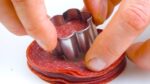Coloque 10 fatias de salame umas sobre as outras e faça flores! Receita criativa de rolinho de ovo