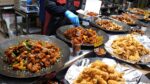 O rei do fim do lado de fora!  Gangjeong de frango no mercado para comer na fila!  Camarão Gangjeong, Baby Crab / Frango Frito Coreano “Dakgangjung” / Comida de Rua Coreana