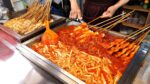 Avó mestra topokki de rabanete tradicional de 45 anos / bolo de arroz picante Tteokbokki / comida de rua coreana
