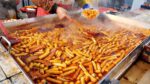 100 porções por prato? A terra sagrada do maior bolo de trigo em escala! Bangchon tteokbokki, tempura, gimbap, alinhado, / bolo de arroz picante Tteokbokki / comida de rua coreana