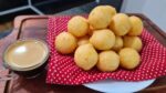 Aprenda como fazer bolinhos de queijo fritos crocantes com apenas 3 ingredientes!