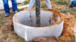 ESSES CONSTRUTORES HABILIDOSOS E ESSAS MÁQUINAS PODEROSAS CAVAM POÇOS EM QUESTÃO DE MINUTOS